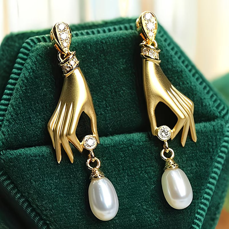 Minđuše ruka sa biserom
