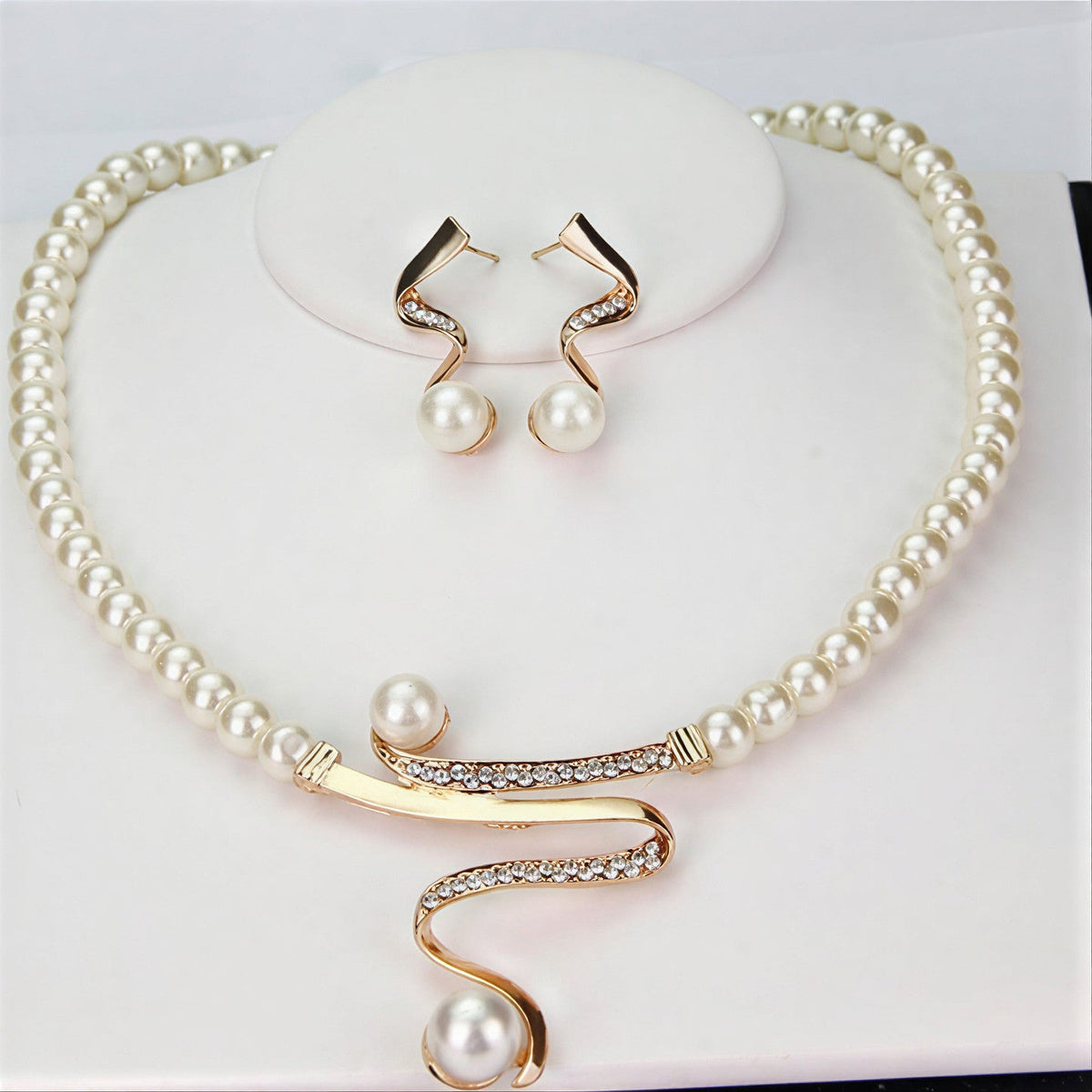 Elegantni set nakita sa biserom