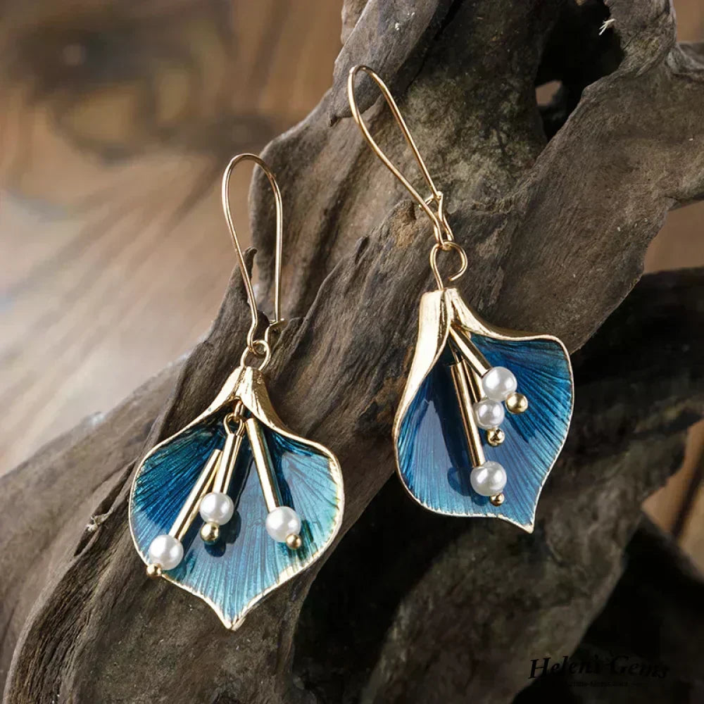 Zlatni prsten sa plavim perlama